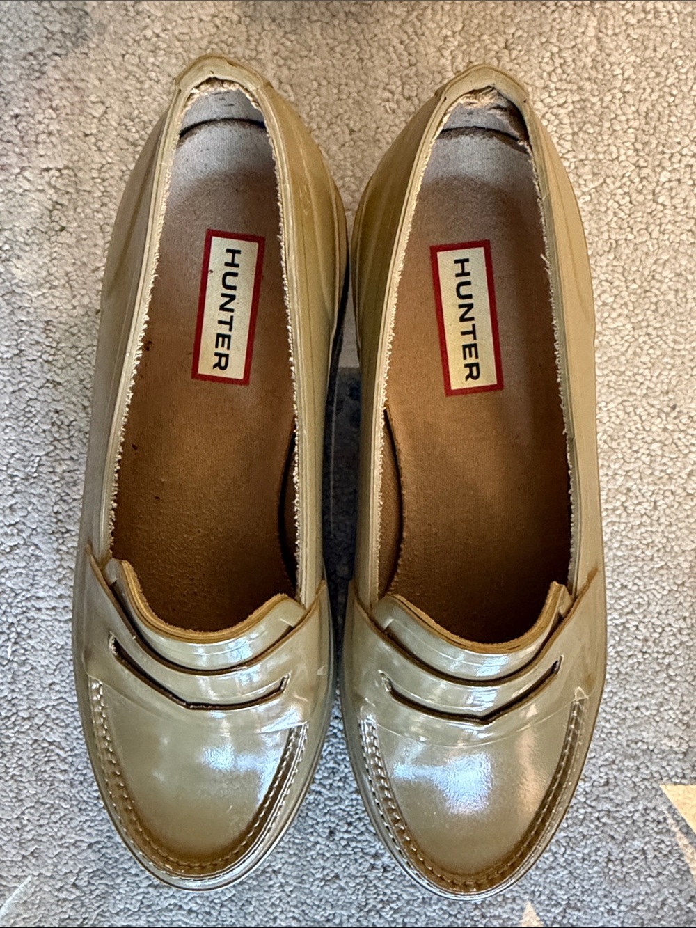 Hunter Patent Penny Rain Loafers in Olive Green. Size 6